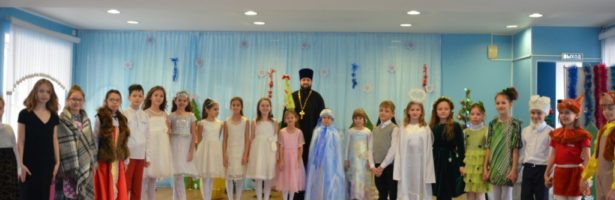 Настоятель Сретенского храма посетил Рождественский спектакль в средней школе № 7