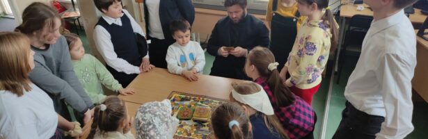 В воскресной школе Сретенского храма прошёл урок, посвященный «Дню православной книги» — «Книга — источник знаний».