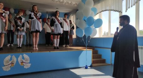 Настоятель Сретенского храма поздравил выпускников общеобразовательной Школы № 7 имени Береста Алексея Прокопьевича.