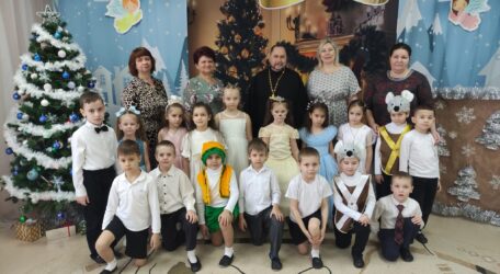 Клирик Сретенского храма и директор Воскресной школы посетили утренник, посвящённый Рождественским праздникам в детском саду №9